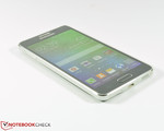 Samsung Galaxy Alpha: 4.7" S-AMOLED screen with 1280 x 720 pixels