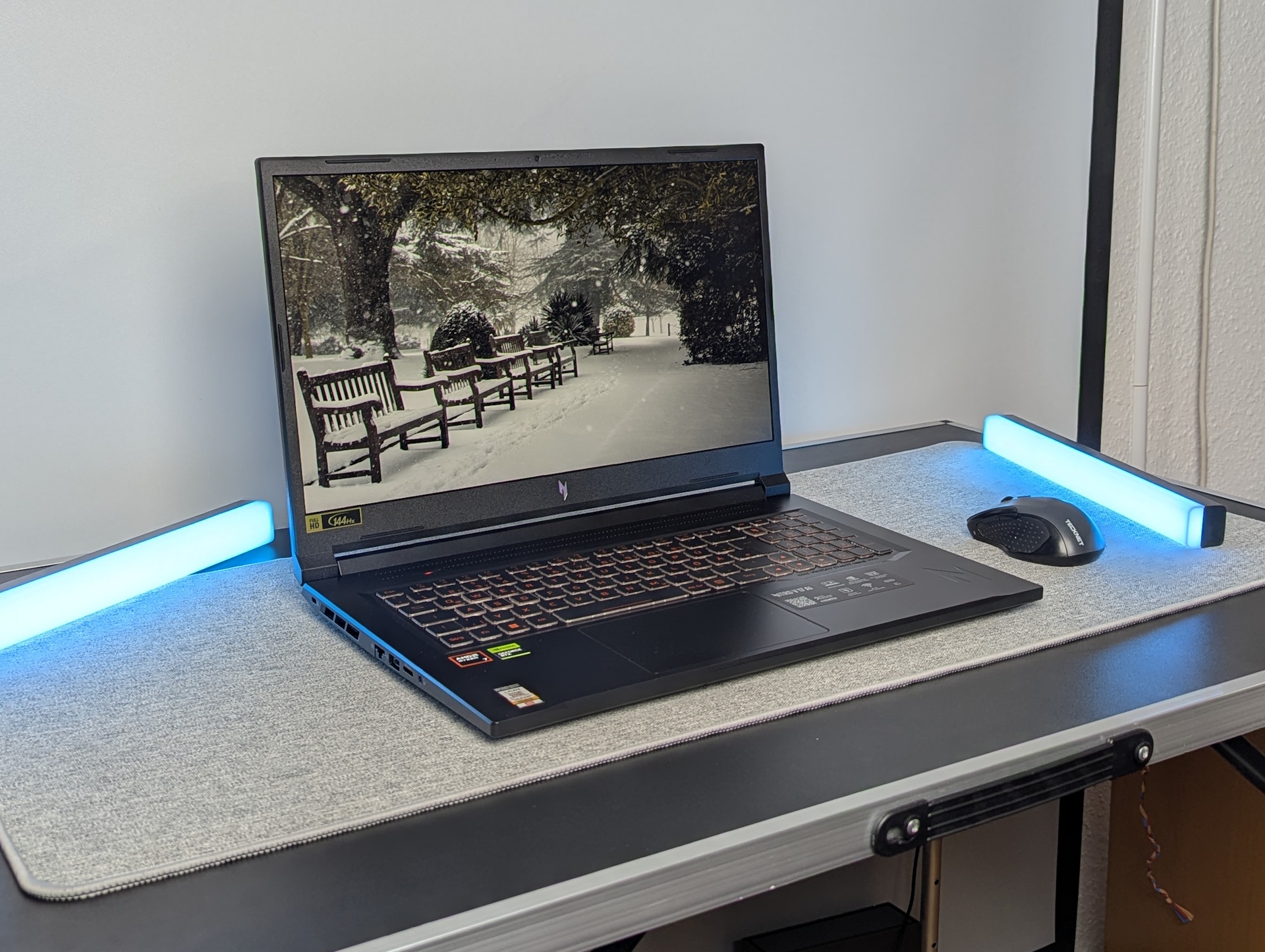 Az Acer Nitro V 17 az asztalon