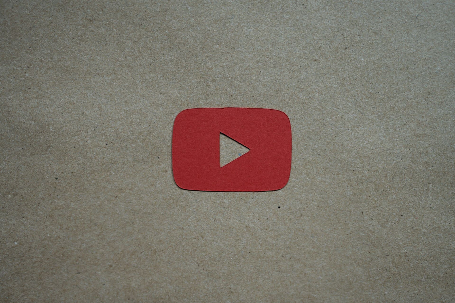 YouTube logó (Kép forrása: Kelly Sikkema, Unsplash)