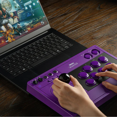 A 8BitDo Arcade Stick Windows-alapú számítógépekkel kompatibilis.