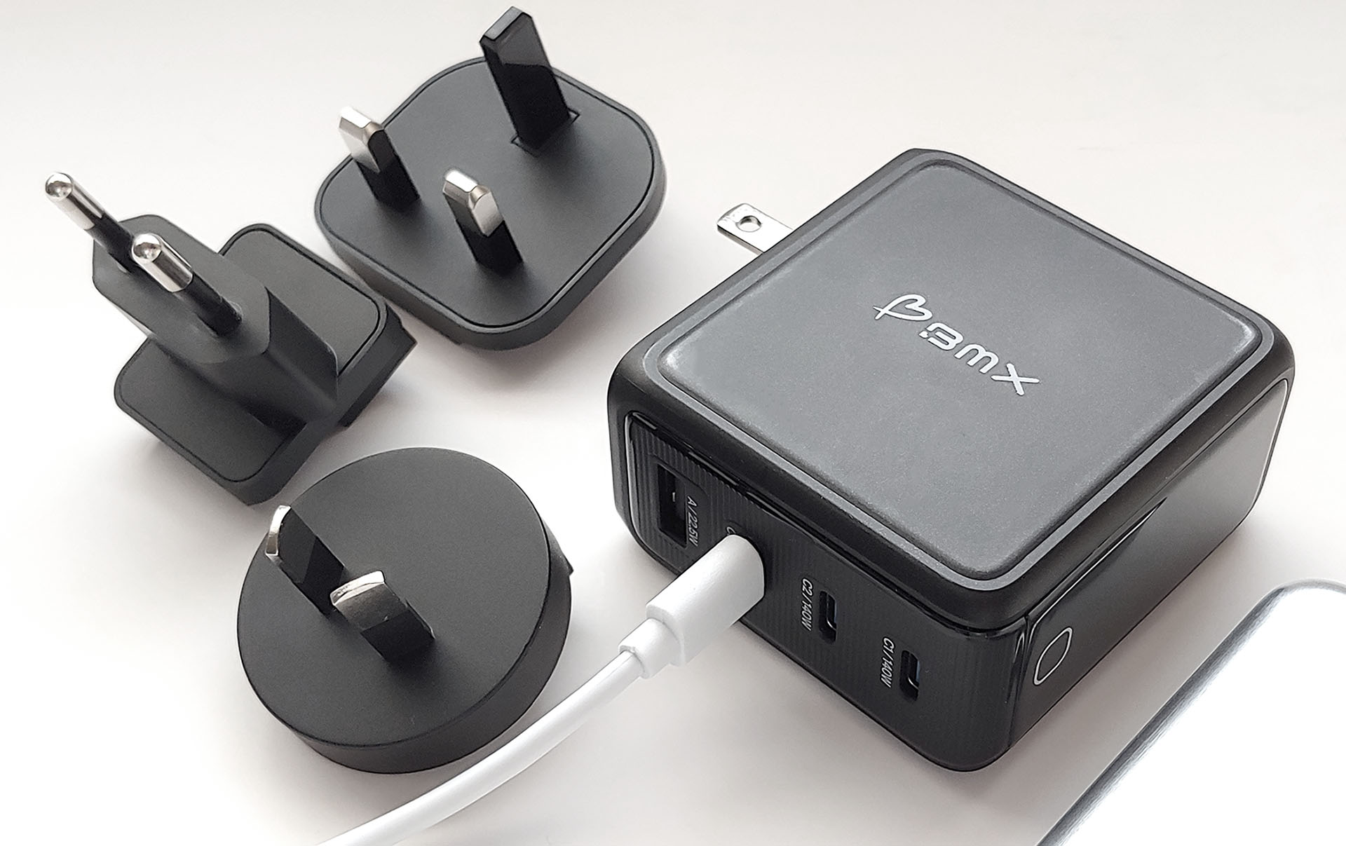BMX GaNSTA 140W-os USB-töltő világméretű AC-adapterekkel.