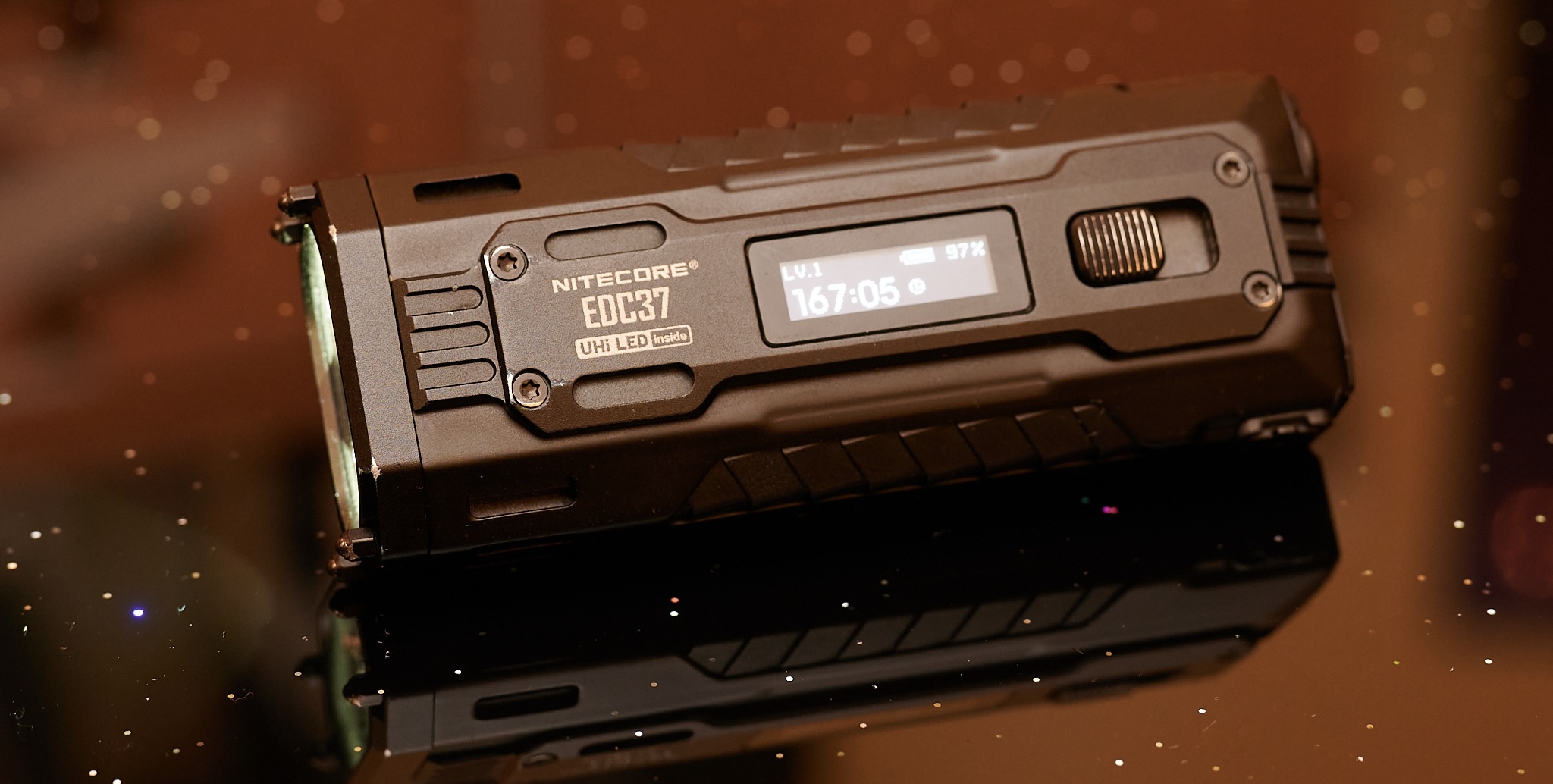A Nitecore EDC37 OLED képernyővel rendelkezik (Kép forrása: Andreas Sebayang/Notebookcheck)