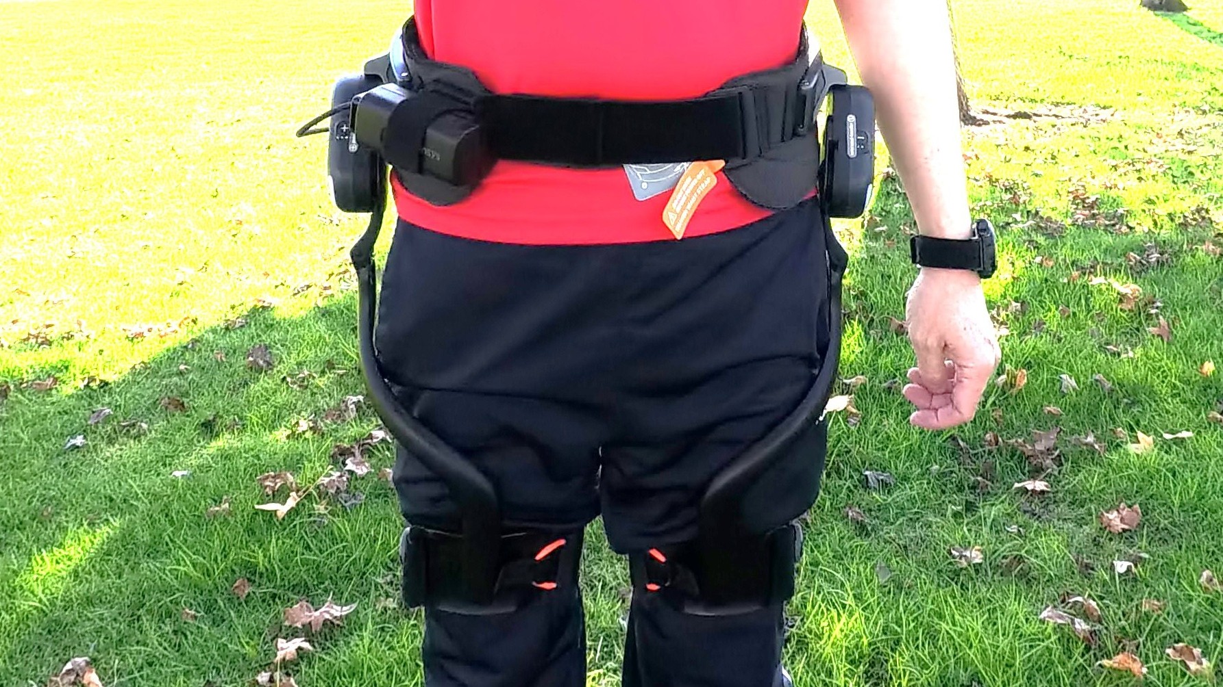 Dnsys X1 Carbon Pro exoskeleton megfelelően felöltözve. (Kép forrása: Notebookcheck)