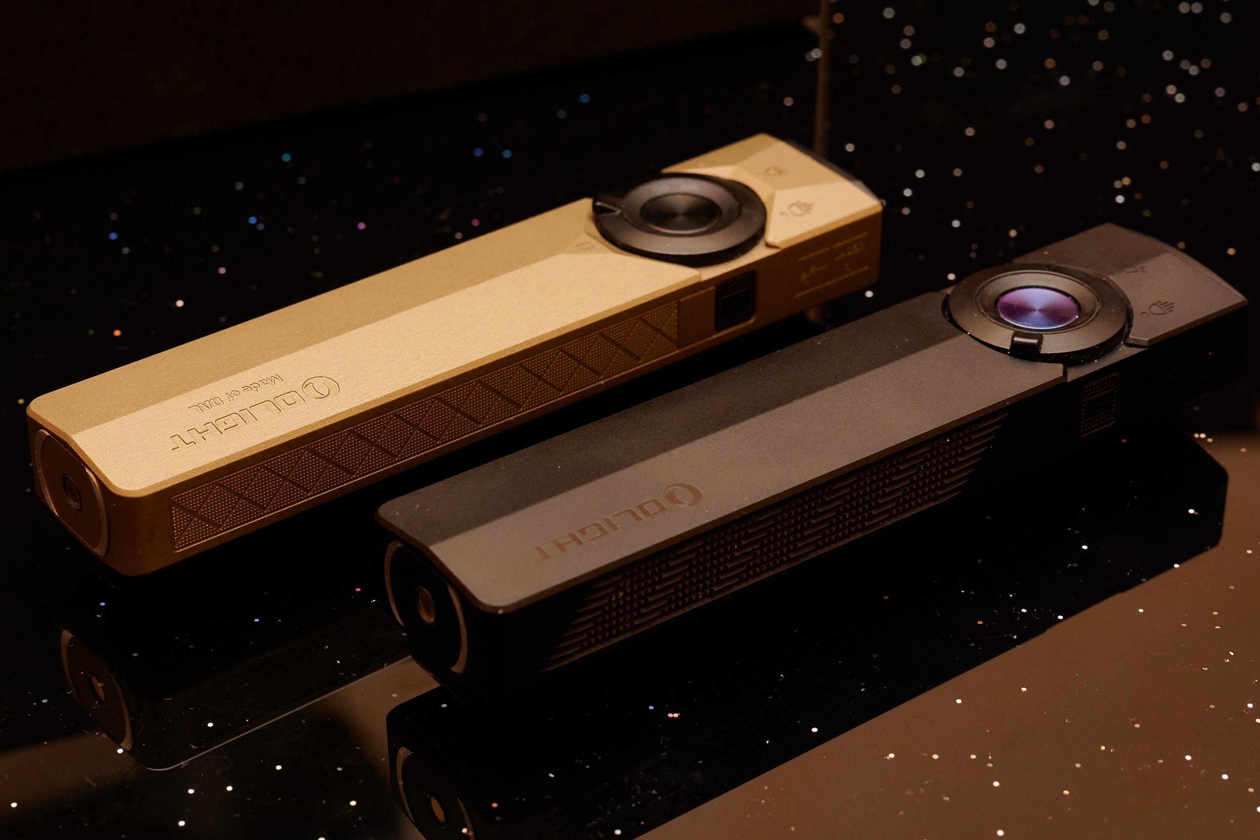 Az Arkpro Ultra (felül) és az Arkpro (alul, fekete) a tesztben. (Kép forrása: Andreas Sebayang/Notebookcheck.com)