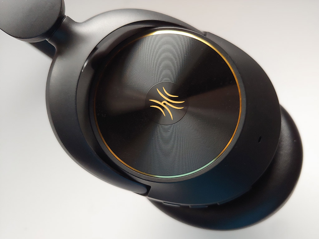 A OneOdio Focus A6 zajszűrős over-ear fejhallgató nagy felbontású zenét ad vissza tiszta énekhanggal, megfizethető áron. (Kép forrása: Notebookcheck)