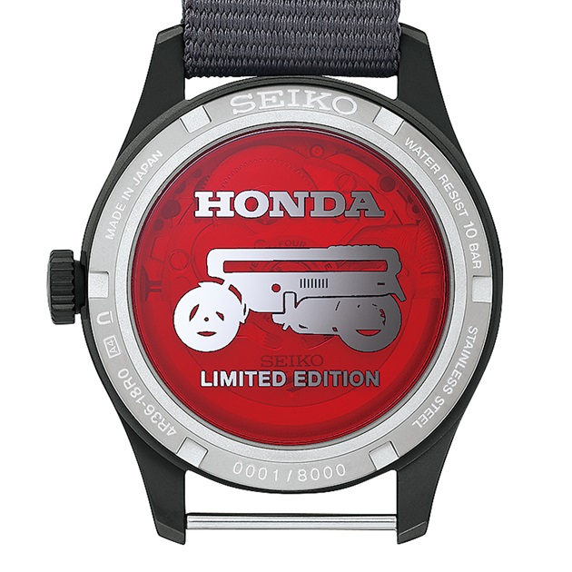 A Seiko 5 Sports Field x Honda Motocompo Limited Edition hátsó nézete, amelyen látható az átlátszó hátlap a Motocompo sziluettjével és a bevésett sorozatszámmal.