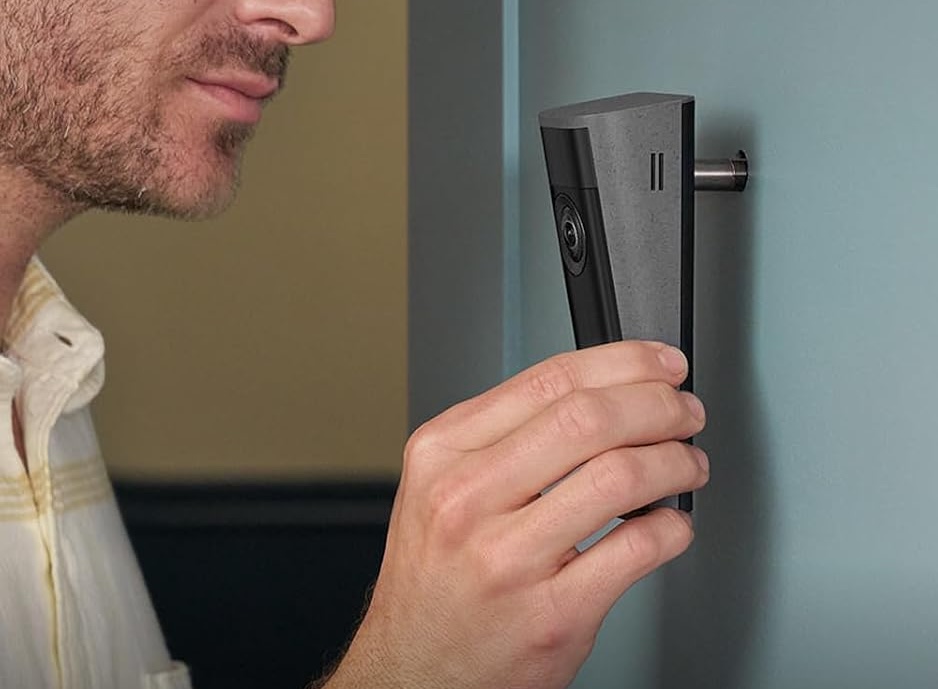 A Ring Peephole Camera 2K fúrás nélkül alakítja át a meglévő ajtószemet intelligens biztonsági kamerává.