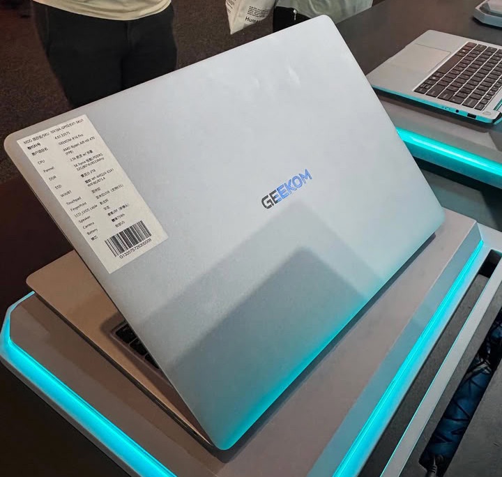 A Geekom GeekBook X16 Pro prémium minőségű magnéziumötvözetből készült.