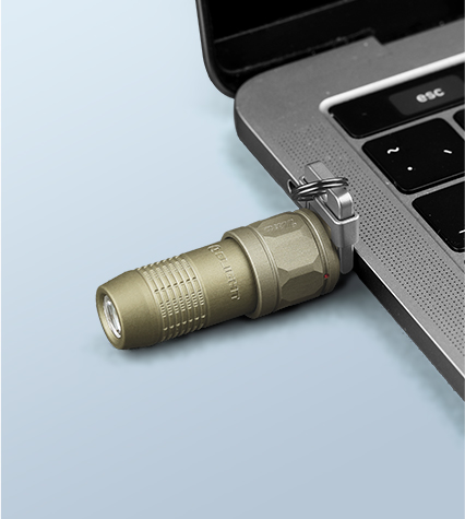 Az iUltra közvetlenül a laptophoz csatlakoztatható a töltéshez (Kép forrása: Olight)