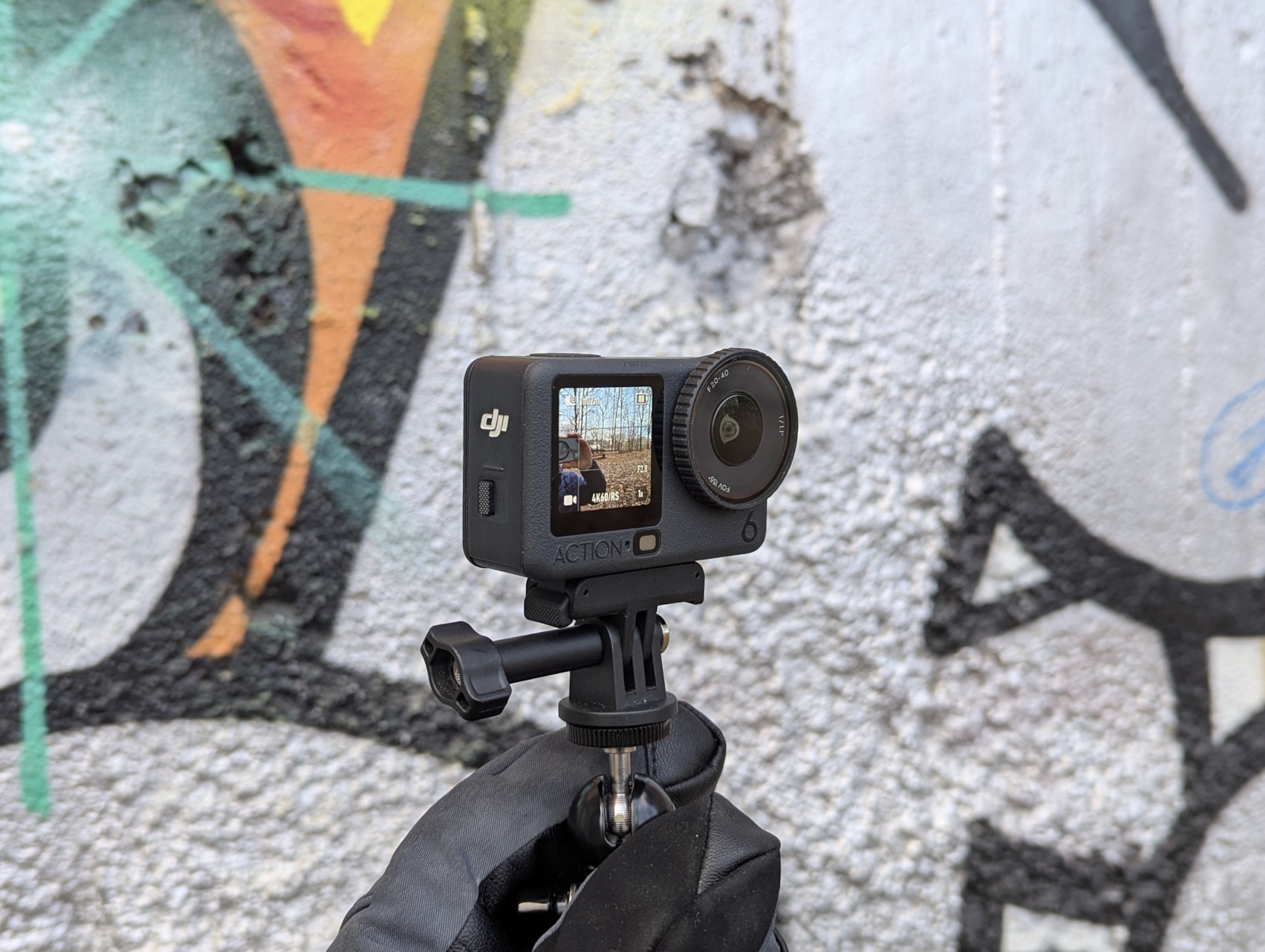 DJI Osmo Action 6 egy graffiti fal előtt