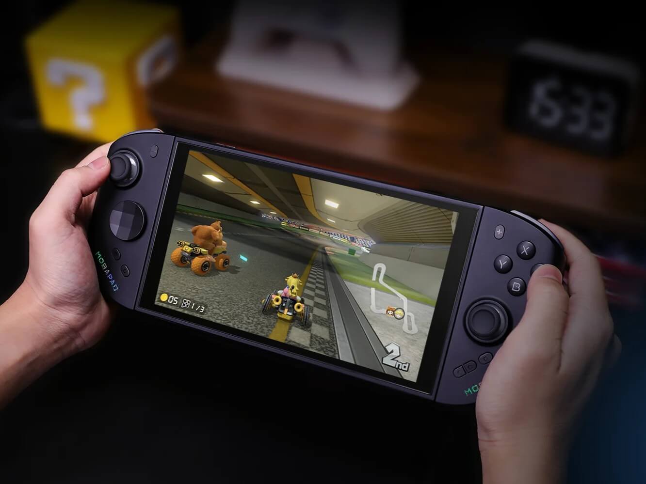 A Mobapad M12S Joy-Con-jai javítják a fogást, amint azt tesztünk is bizonyítja.