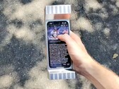 A 6 Pound Phone Case talán a világ legnehezebb okostelefon tokja. (Kép forrása: Matter Neuroscience)