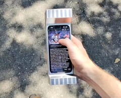 A 6 Pound Phone Case talán a világ legnehezebb okostelefon tokja. (Kép forrása: Matter Neuroscience)