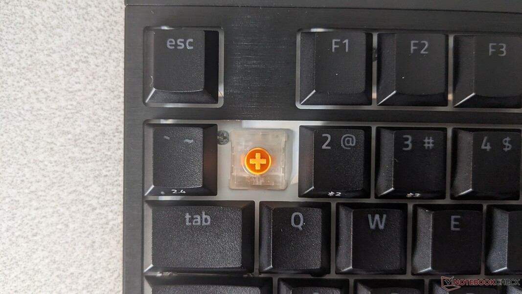 Alacsony profilú, tapintható narancssárga kapcsolók a BlackWidow V4 HyperSpeed TKL-ben