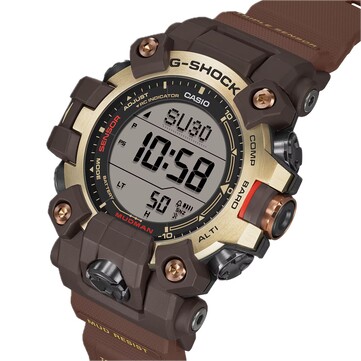 A G-Shock Mudman GW-9500MH-5 szögből látott képe, amelyen jól látható a duplex LCD-kijelző és a világos sárga-barna színvilág.