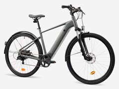 A Decathlon piacra dobta Európában a magas vázszerkezetű Rockrider E-ACTV 100 e-bike-ot. (Kép forrása: Decathlon)