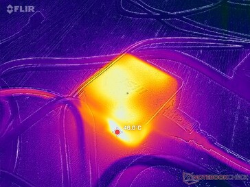 A hálózati adapter terhelés alatt 46 C fölé emelkedik
