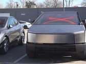 Egy elrongált Tesla Cybertruck. A coloradói rendőrség letartóztatta a Tesla áruház elleni többszörös támadással összefüggésbe hozható gyanúsítottat (Kép forrása: CBS Colorado)
