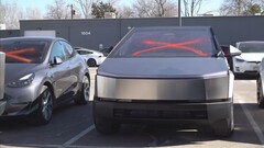 Egy elrongált Tesla Cybertruck. A coloradói rendőrség letartóztatta a Tesla áruház elleni többszörös támadással összefüggésbe hozható gyanúsítottat (Kép forrása: CBS Colorado)