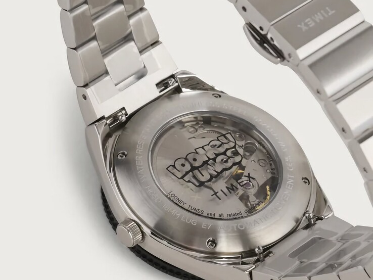 A Timex Looney Tunes x M79 Automatic hátulnézete, amelyen látható az üveghátlap: az automata szerkezet az átlátszó ablakon keresztül látható, körülötte pedig a Looney Tunes márkajelzés.
