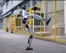 Az Unitree humanoid robotja, a G1 hiteles kung-fu mozdulatokkal nyűgöz le. (Kép forrása: YouTube / Unitree Robotics)