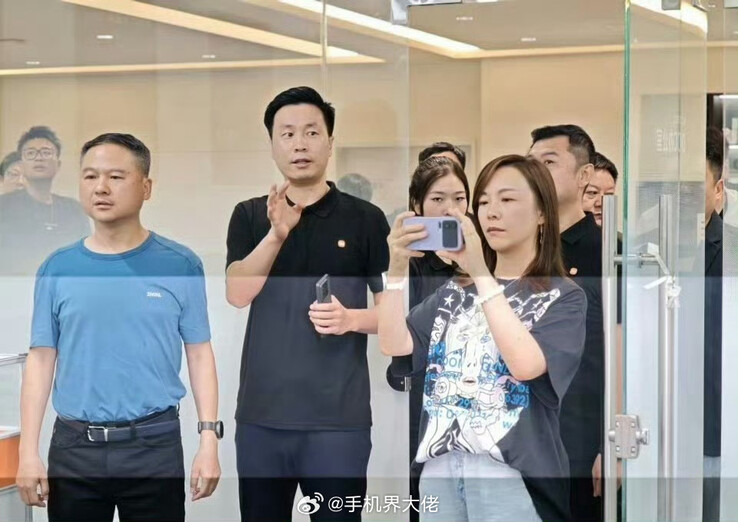 Ez a kémfotó látszólag a Xiaomi 16 Pro Max-ot és a hátoldalon lévő második kijelzőt mutatja