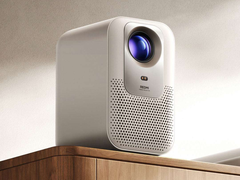 A Xiaomi Redmi Projector 4 (a képen) már megjelent Kínában. (Kép forrása: Xiaomi)