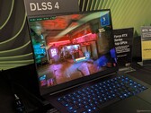 Razer Blade 16 a GDC 2025-ön Cyberpunk 2077 futtatásával, DLSS 4 aktív (Kép forrása: Notebookcheck)