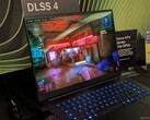 Razer Blade 16 a GDC 2025-ön Cyberpunk 2077 futtatásával, DLSS 4 aktív (Kép forrása: Notebookcheck)