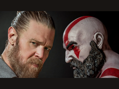 Ryan Hurst és Kratos szobra szemtől szemben a God of War játékból. (Kép forrása: Prime Video via X)