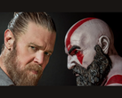 Ryan Hurst és Kratos szobra szemtől szemben a God of War játékból. (Kép forrása: Prime Video via X)