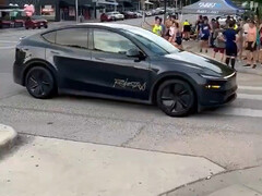 Egy vezető nélküli Tesla robotaxi Austin utcáin. (Kép forrása: TerrapinTerpene/X)