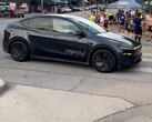 Egy vezető nélküli Tesla robotaxi Austin utcáin. (Kép forrása: TerrapinTerpene/X)