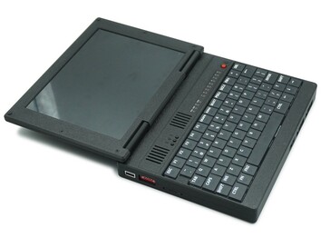 A laptop 180°-os zsanérral rendelkezik (Kép forrása: 8064YES!)