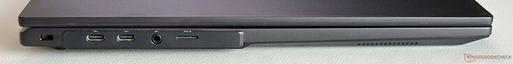 Bal oldalon: Kensington-zár, 2x USB-C 4.0 Thunderbolt 4-es csatlakozóval (40 Gbps, DisplayPort 2.1, Power Delivery), 3,5 mm-es sztereó jack, microSD-kártyaolvasó