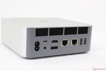 Hátul: (40 Gbps), 3,5 mm-es fejhallgató, HDMI 2.1, DisplayPort 1.4a, 2x RJ-45 (10 Gbps), 2x USB-A 3.2 Gen. 2 (10 Gbps), 2x USB-A 3.2 Gen. 2 (10 Gbps)