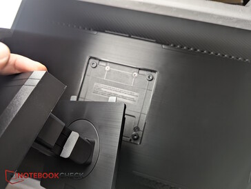 Az állvány a monitor hátuljához rögzíthető