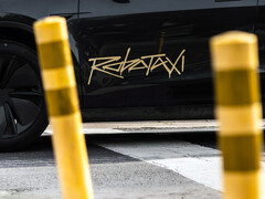 A Tesla Robotaxi fuvarmegosztó platform logója az új Model Y-on. (Kép forrása: @artsimage/X)