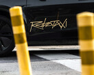 A Tesla Robotaxi fuvarmegosztó platform logója az új Model Y-on. (Kép forrása: @artsimage/X)