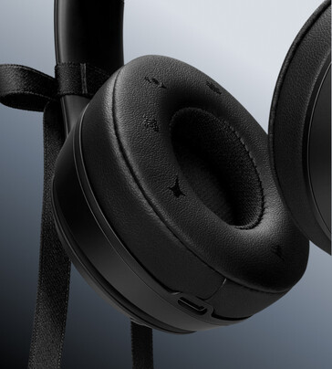 A díszített fülpárnán Jennie által inspirált szimbólumok találhatók.