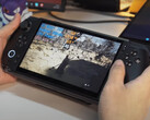 A GPD Win 5 használat közben a 80 Wh-s akkumulátorral. (Kép forrása: GPD)