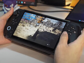 A GPD Win 5 használat közben a 80 Wh-s akkumulátorral. (Kép forrása: GPD)