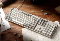 Keychron C2 Pro 8K egy íróasztalon, papírokkal és könyvekkel körülvéve