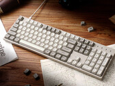 Keychron C2 Pro 8K egy íróasztalon, papírokkal és könyvekkel körülvéve