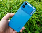 A Nothing Phone (4b) polikarbonát házzal rendelkezik, és IP64-es védelmi besorolással bír.