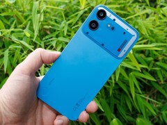A Nothing Phone (4b) polikarbonát házzal rendelkezik, és IP64-es védelmi besorolással bír.