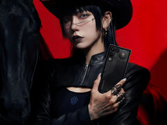 A közelgő játéktelefon 7000 mAh-s akkumulátorral rendelkezik majd. A képen: egy promóciós kép, amelyen egy nő tartja a kezében a 11 Air-t. (Kép forrása: RedMagic)