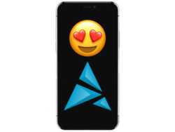 A Linux és az iPhone-ok tulajdonképpen egész jól kijönnek egymással, feltéve, hogy a megfelelő csomagokat használják. (A kép forrása: iPhone, emoji és Artix logó, szerkesztés)