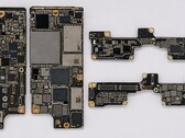 Az állítólagos iPhone Ultra összecsukható készülék alaplapja; a kép valószínűleg AI segítségével lett szerkesztve