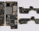 Az állítólagos iPhone Ultra összecsukható készülék alaplapja; a kép valószínűleg AI segítségével lett szerkesztve